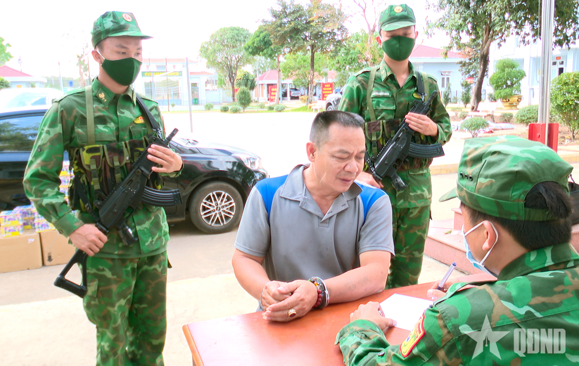 Tây Ninh: Bắt đối tượng vận chuyển hơn 240kg pháo hoa lậu